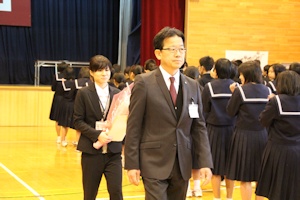 2学期終業式・離任式・表彰式写真01