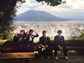 修学旅行で桜島を背景にした記念写真